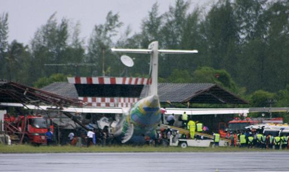 Gelbėtojai dirba prie avariją patyrusio „Bangkok Airways“ lėktuvo.
