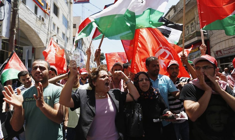 Ramaloje palestiniečiai protestavo prieš taikos derybų su Izraeliu atnaujimą.