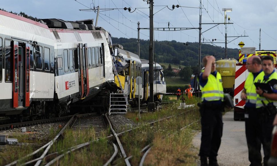 Šveicarijoje susidūrė du traukiniai.
