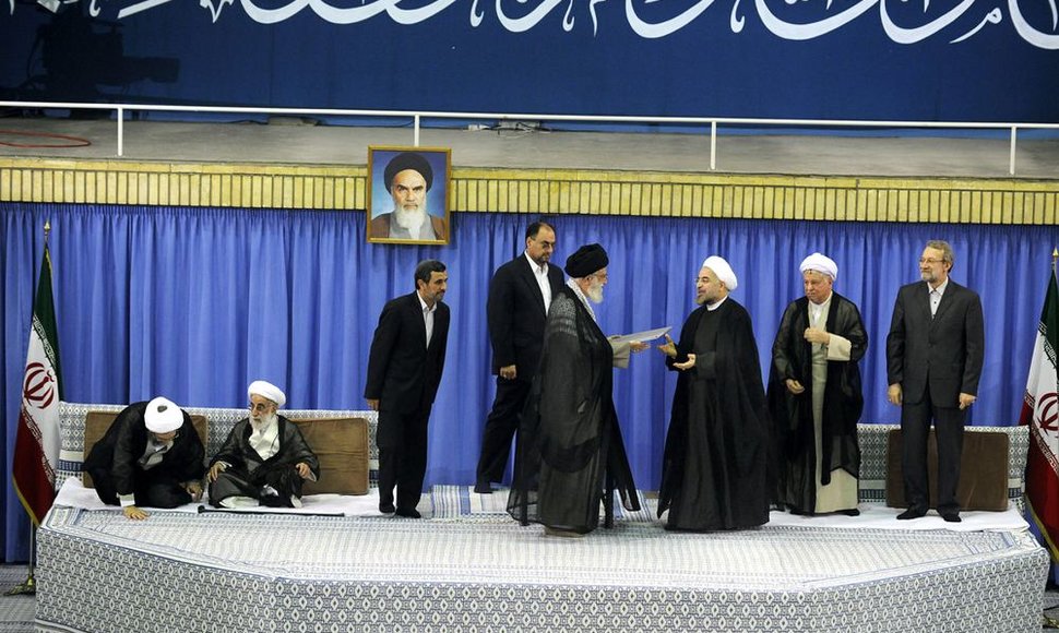 Hassanas Rouhani (trečias iš dešinės) priėmė Irano prezidento įgaliojimus iš aukščiausiojo šalies vadovo ajatolos Ali Khamenei rankų.