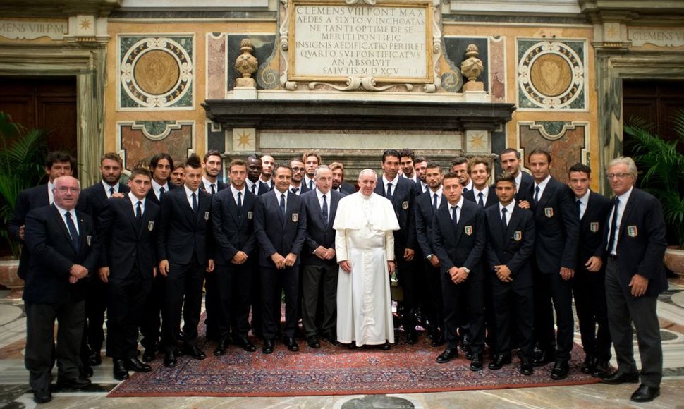 Popiežius Pranciškus su Argentinos ir Italijos futbolo rinktinėmis