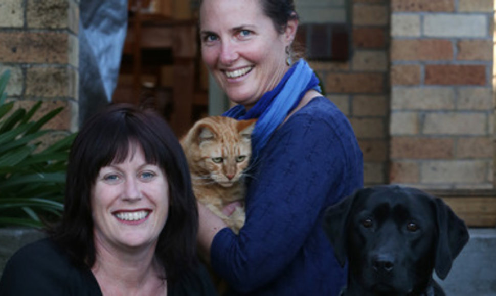 Kim Edwards su savo katinu Rory ir Michelle Whitmore su kraujo donoru labradoru Maci