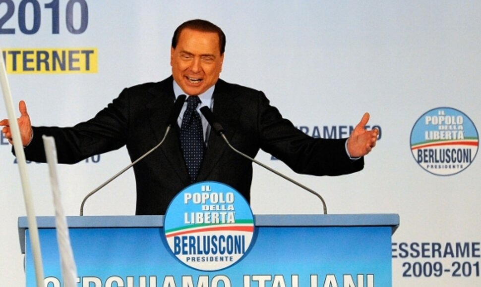 Silvio Berlusconi tribūnoje prieš incidentą sakė kalbą.