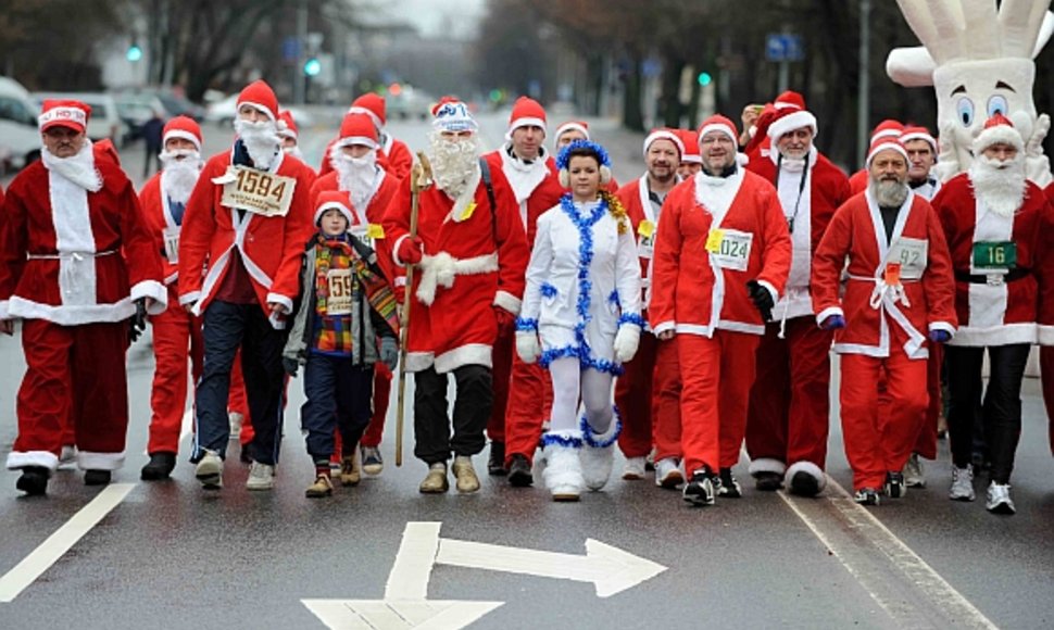 Sostinėje vyko tradicinis Kalėdų Senelių bėgimas.