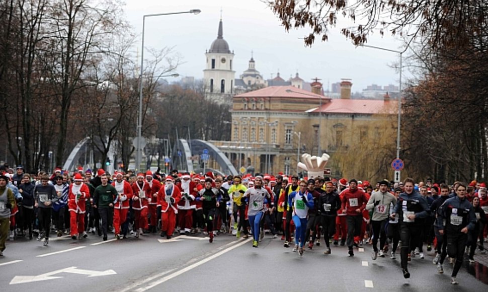 Sostinėje vyko tradicinis Kalėdų senelių bėgimas.
