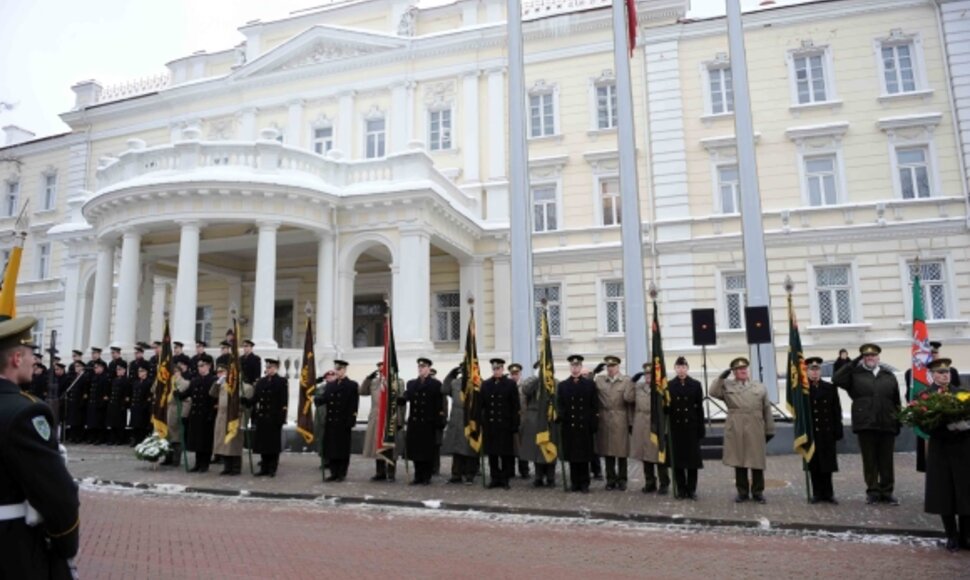 Prie Krašto apsaugos ministerijos paminėtos Lietuvos laisvės kovos.