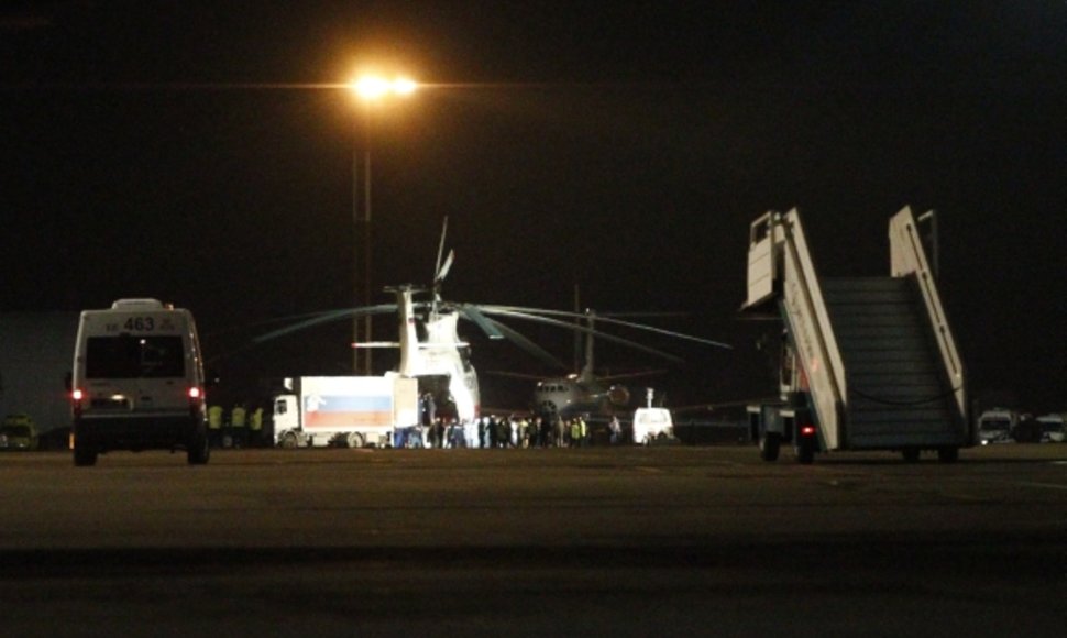 „Domodedovo“ oro uoste leidžiasi sraigtasparniai su žuvusiųjų palaikais.