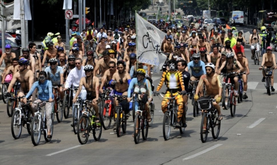 300 nuogų dviratininkų užtvindė Meksiko centrą.