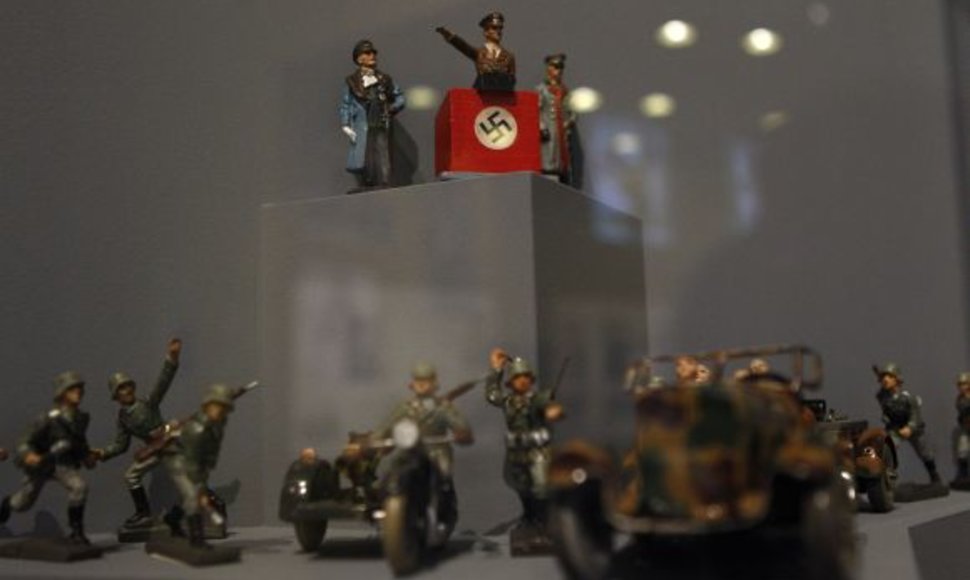 A.Hitlerio ir nacistinės Vokietijos kareivių figūrėlės