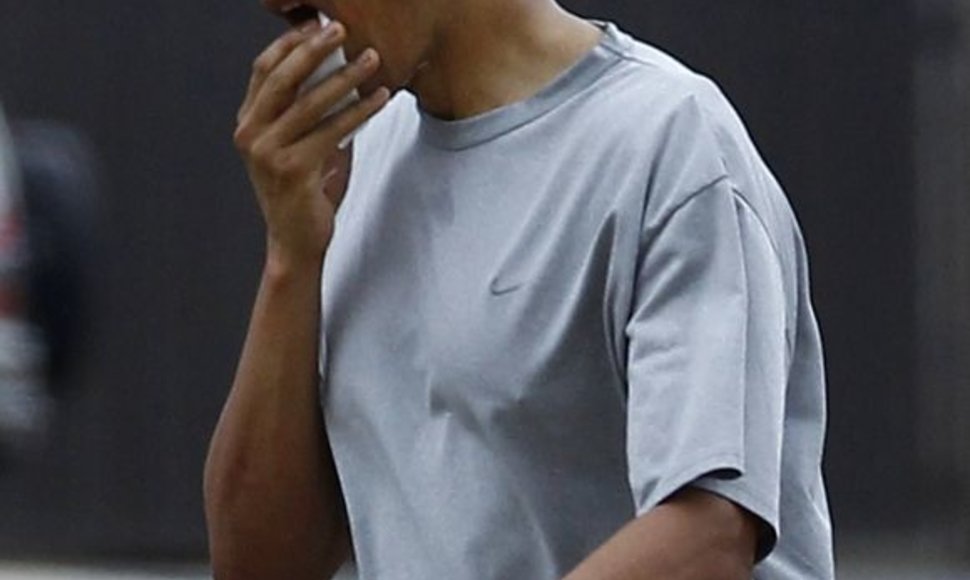 Barackas Obama krepšinio aikštelę paliko prakirsta lūpa.