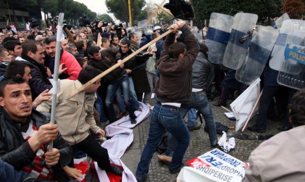 Protesto akcija Tiranoje virto kruvinomis kautynėmis.