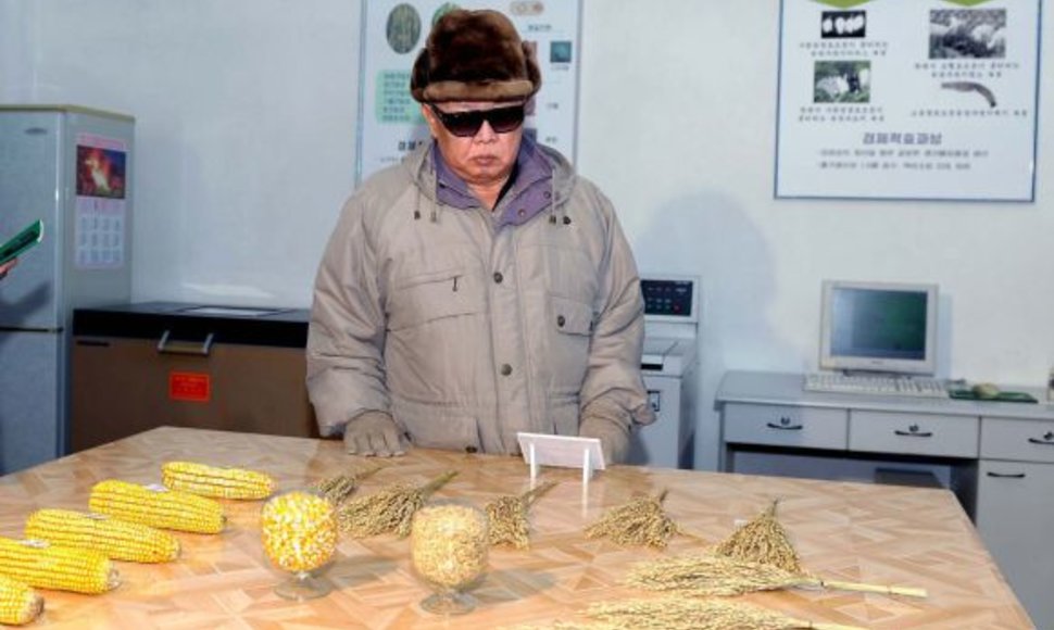 Kim Jong-ilas lankosi mokslų akademijos bioinžinerijos padalinyje Pchenjane.