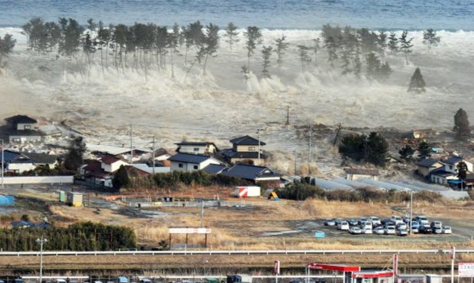 Cunamio banga veržiasi per Natorį.