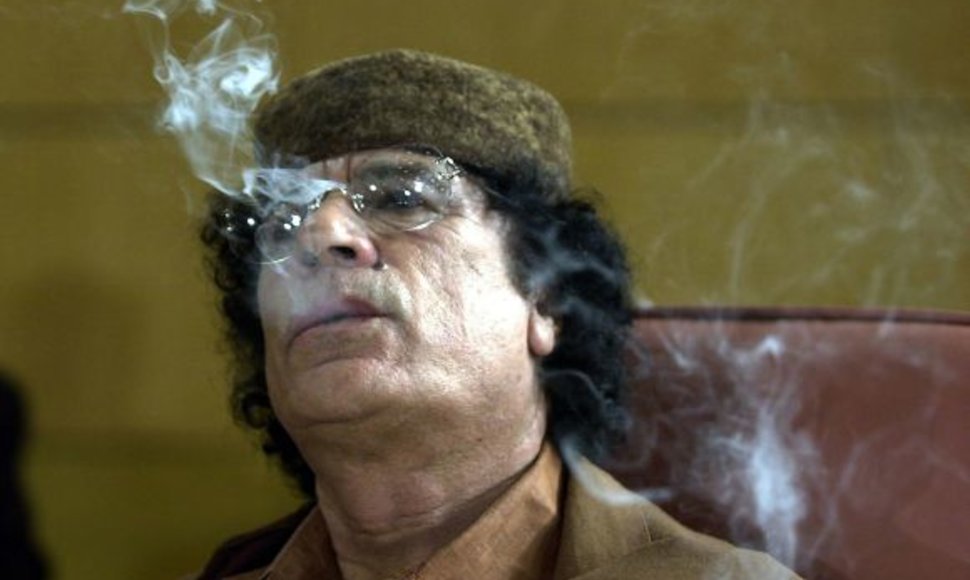 Muamaras Kadhafi rūko per Arabų lygos atstovų susitikimą (Tunisas, 2004 m.)