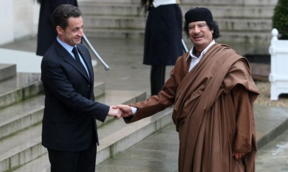 Prancūzijos prezidentas Nicolas Sarkozy ir Muamaras Kadhafi (Paryžius, 2007 m.)