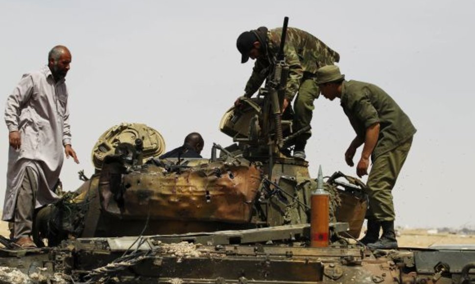 Sukilėliai apžiūrinėja sunaikintą tanką prie Adždabijos.