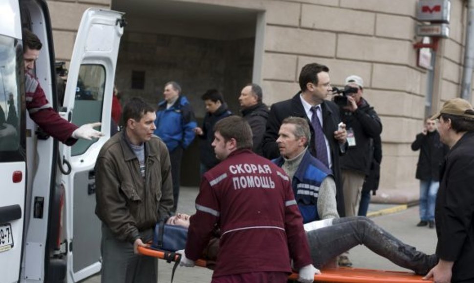 Sužeistieji išgabenami į ligonines.
