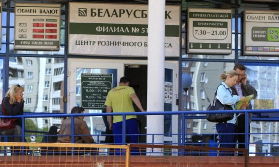 Žmonės Minske laukia prie banko skyriaus, tikėdamiesi nusipirkti bent menką sumą užsienio valiutos.