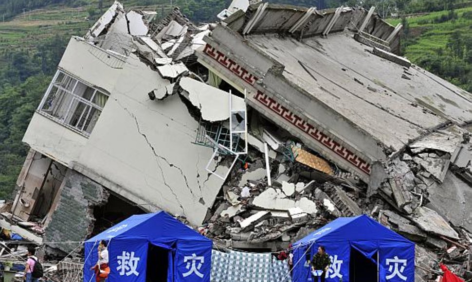 Galingas žemės drebėjimas Kinijoje nusinešė 69 tūkst. gyvybių.