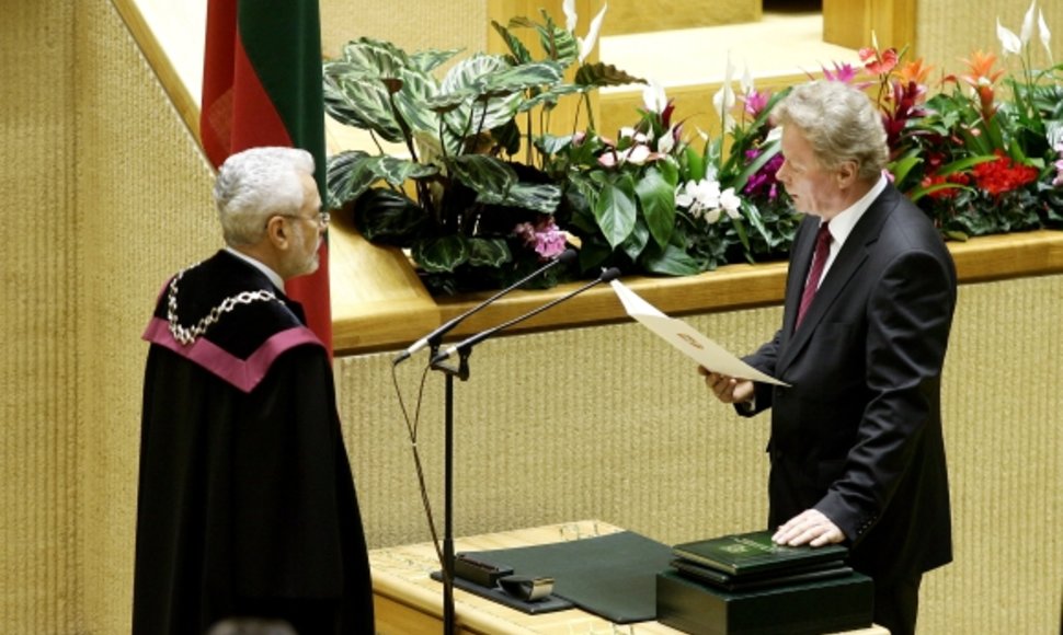 Juozas Palionis duoda Seimo nario priesaiką 2008-aisiais.