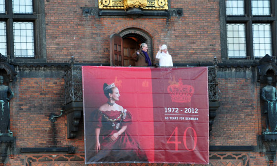 Karalienė Margrethe II ir jos vyras princas Henrikas sveikina žmones iš Kopenhagos rotušės balkono