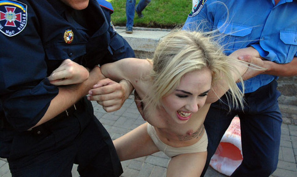 „Femen“ išpuolis prieš „Euro 2012“ talismanus