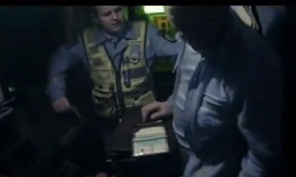 Baltarusis duoda ky&scaron;į &Scaron;alčininkų policininkams