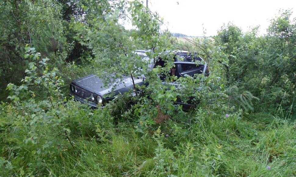 Nuo kelio nuskriejęs „VW Golf“