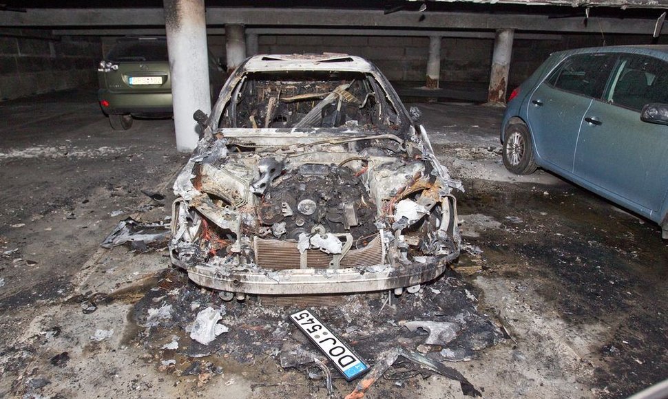 Sudegintas automobilis „Mercedes Benz S500“