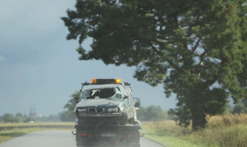 Automobilis išvežamas iš avarijos vietos