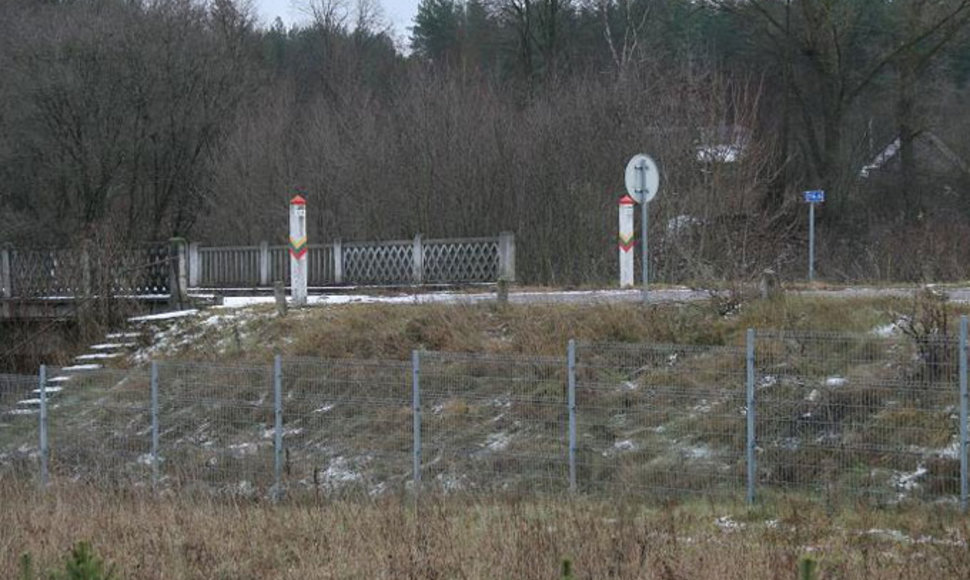 Kontrabandininkai cigaretes per tvorą permetė tiksliai šioje vietoje