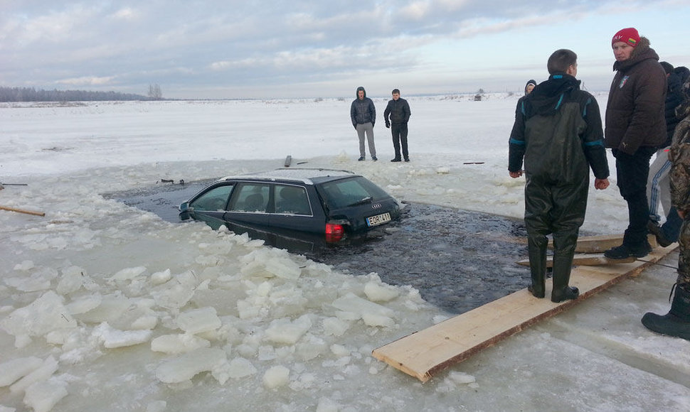 Įlūžęs automobilis „Audi“