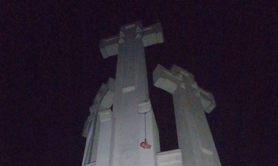 Lėlė ant Trijų kryžių paminklo