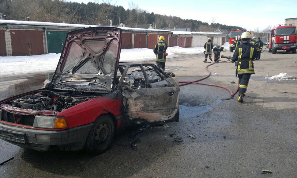 Vilniuje sudegė automobilis „Audi“