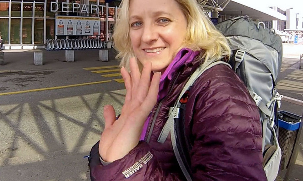 Edita Nichols Ženevos oro uoste prieš pat išvykimą į Himalajus