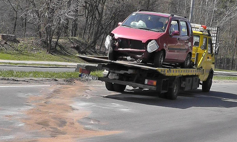 Iš avarijos vietos Vilniuje, T.Narbuto g., išvežamas automobilis „Opel“