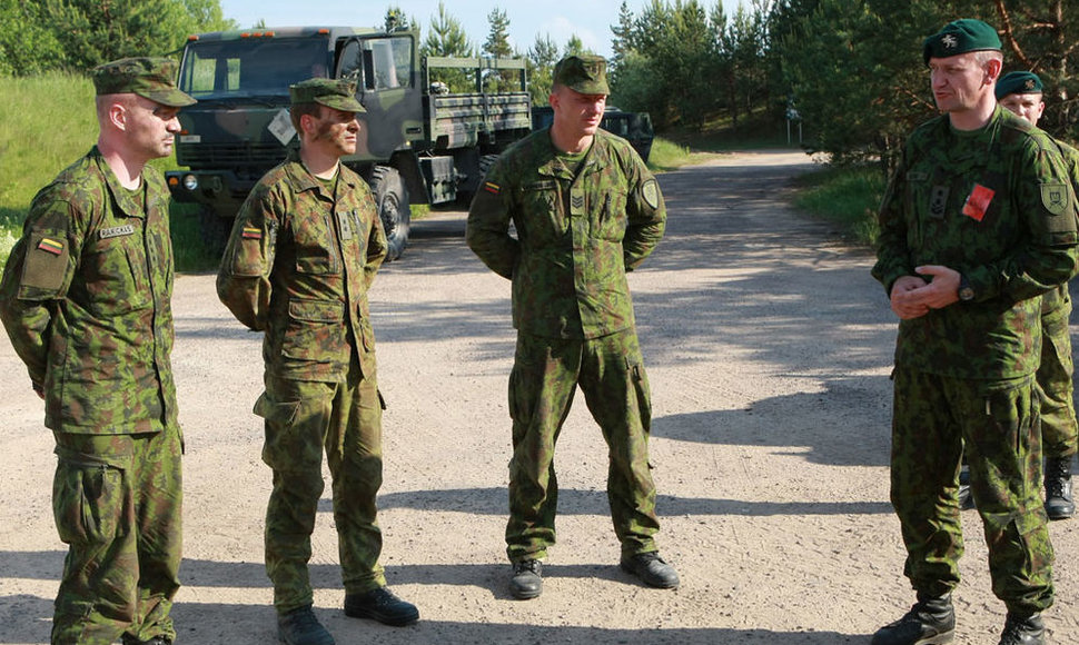 Lietuvos kariuomenės Sausumos pajėgų vadas, vienas pratybų vadovų gen. mjr. Almantas Leika Adažių poligone