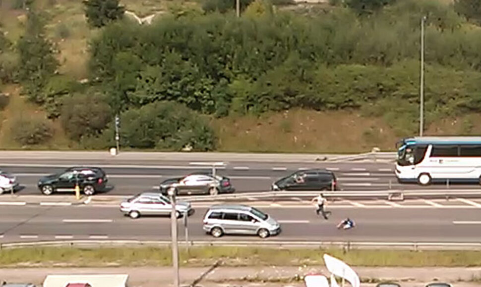 Policininkas gaudo girtą vairuotoją