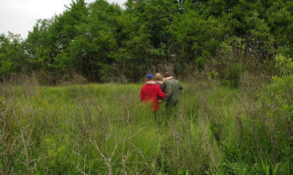 Pareigūnai moterį ne&scaron;a i&scaron; pelkės