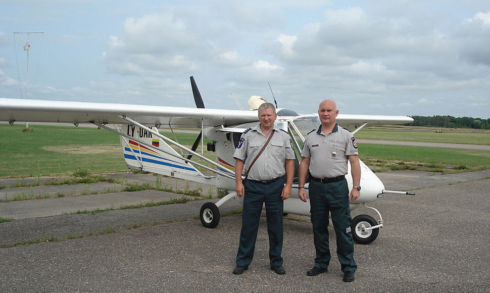 Kauno rajono pareigūnai prie lėktuvo, su kuriuo ieškojo aguonų plantacijų