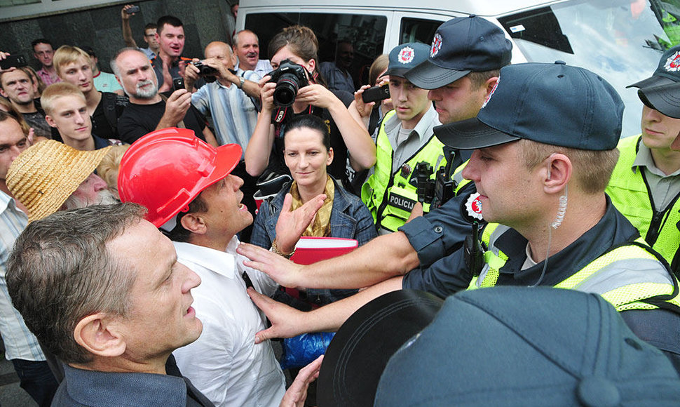 Petras Gražulis bendrauja su policijos pareigūnais