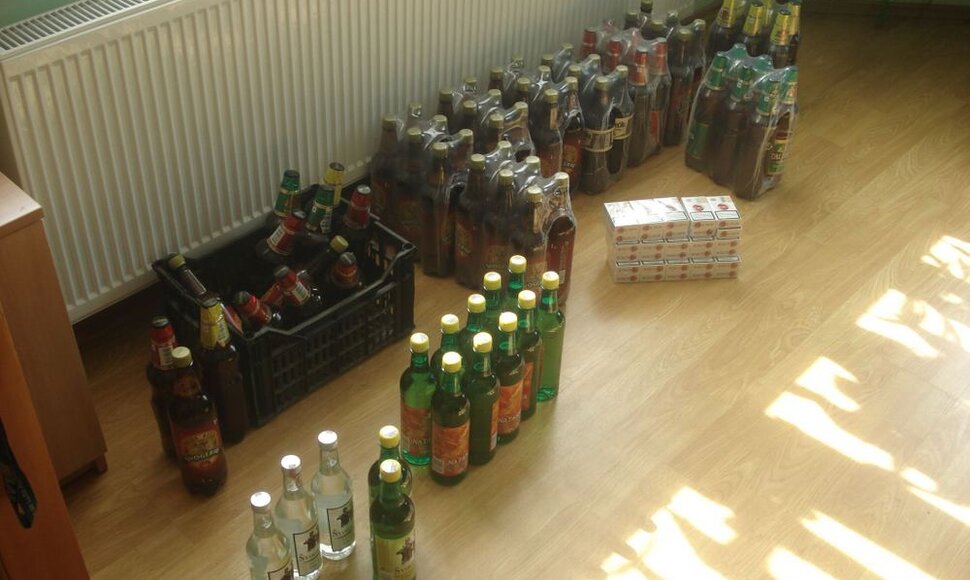 Autoparduotuvėje rastas alkoholis ir cigaretės