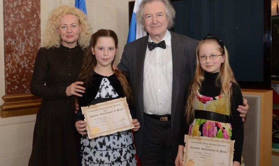Jaunosios pianistės Vaiva Mitkutė ir Marija Guščiūtė su mokytoja ir komisijos pirmininku