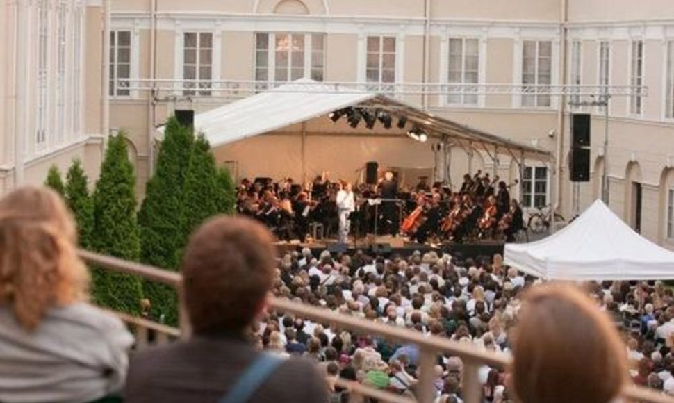 LVSO koncertas Vilniaus paveikslų galerijos kieme