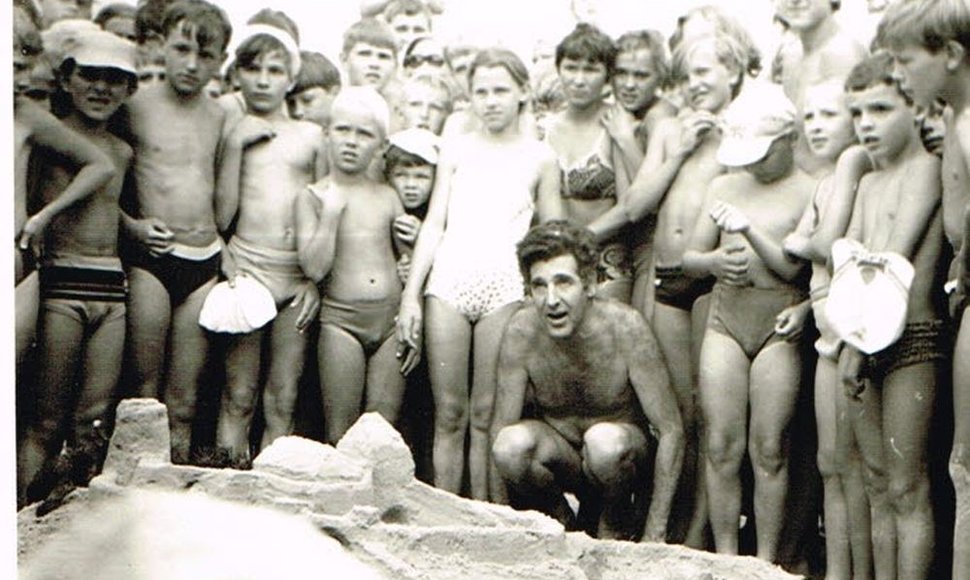 Hermanas Perelšteinas su "Ąžuoliuku" stovykloje Šventojoje 1970 metais