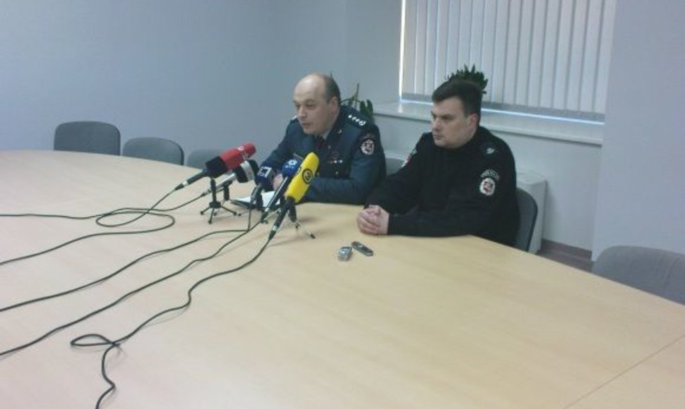 Vilniaus policijos šefas K.Lančinskas (kairėje) ir jo pavaduotojas R.Dervinskas savo pavaldinių darbu antradienį prie Seimo liko labai patenkinti.