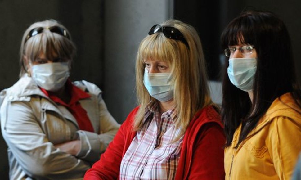 Žmonės saugosi nuo kiaulių gripo.