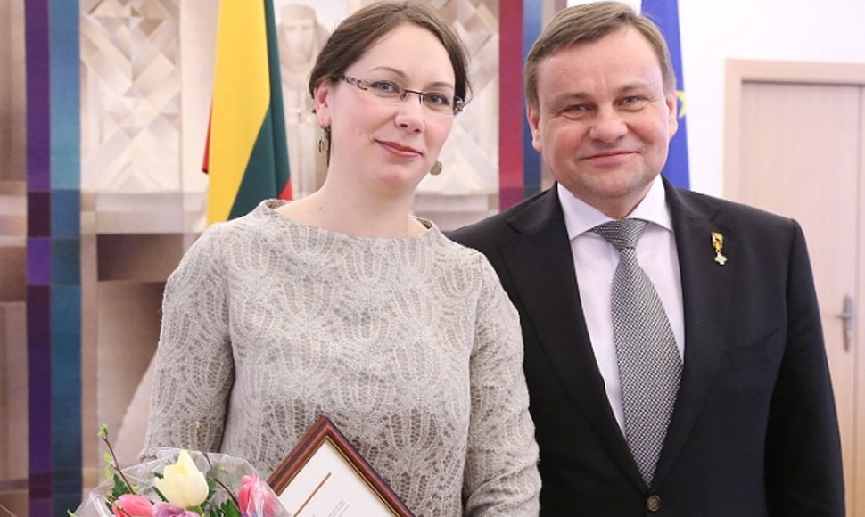 Seimo pirmininkas Vydas Gedvilas istorikei dr. Giedrei Milerytei įteikė 2013 metų Valstybės Nepriklausomybės stipendiją.