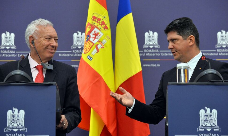 Rumunijos ministras Titus Corlateanas (dešinėje)