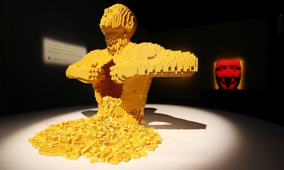 Niujorkietis menininkas Nathanas Sawaya iš šimtų tūkstančių spalvotų „Lego“ kaladėlių sukūrė per šimtą milžiniškų skulptūrų.